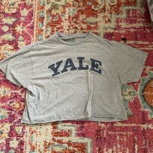 yale cropped tee